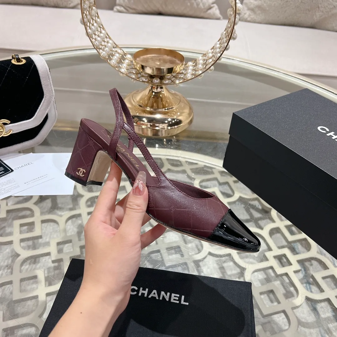 👟👟Ex-factory price 540👟👟 CHANEL Xiangjia 24vs spring and summer new fashion sandals series... Chanel is a very comprehensive noble fashion lifestyle brand. The same models are sold by major fashion bloggers and celebrities in Hong Kong, the United States, and other countries. They are simply beautiful. I fall in love with elegance and the playful sense of the future. I want to own them right away just by looking at them. But you can really think about a pair of exquisite high heels. This series is specially designed for extraordinary and indifferent ladies to create a unique overall effect. CHANEL designs products that inspire women to move forward and highlight their charm... 1️⃣Material: Original customized patent leather + imported sheepskin 2️⃣Inner lining: Original customized imported sheepskin 3️⃣Feet: Original customized imported sheepskin 4️⃣Outsole: Genuine leather sole imported from Italy 5️⃣Heel height: 2.5cm/6.5cm/9cm 6️⃣Number: 34-43 (34.40.41.42.43 customization is not returnable) 7️⃣Packaging: The latest and exquisite full set of packaging at the counter